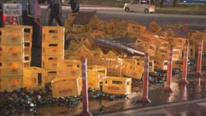 国会前　大量ビール瓶がケースごと道路に散乱