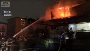 深夜に出火なぜ？住人避難　「外を見たら…」住宅が炎上
