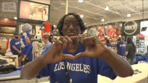 ドジャース劇的初連覇から一夜　地元LAのグッズ店はファン殺到