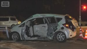 静岡・掛川市　車同士の事故で2人死亡　ガードレールに衝突し大破