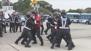 警視庁機動隊　新隊員が初訓練　「誇りと使命感を持って鍛錬に」