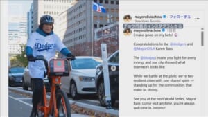 トロント市長　賭けに負け ドジャースユニ姿で街へ
