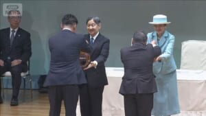 両陛下、海女姿の子どもたちに笑顔で拍手　三重で「海づくり大会」に出席