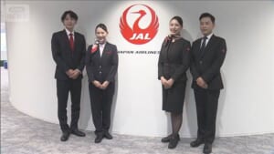 JAL、客室乗務員らのスニーカー解禁　制服になじむ黒　職員からの要望受けて
