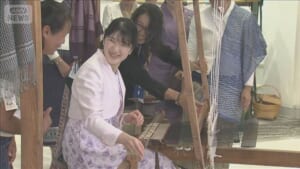 愛子さまラオス訪問　伝統の機織り体験