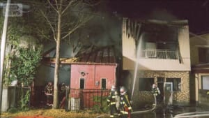 住宅と空き家が全焼　焼け跡から1人の遺体　宇都宮市