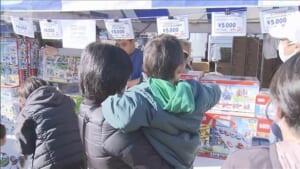 おもちゃ団地で6年ぶりにバザー クリスマスを前に大盛況　栃木・壬生町