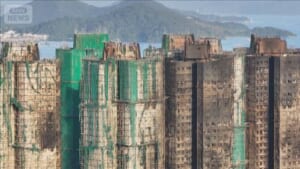 献花の列は1キロ以上も…香港火災の死者151人に　“扇動”疑いで逮捕者が相次ぐ