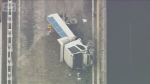 首都高でトラックが横転　土砂が散乱し一部区間で通行止めに