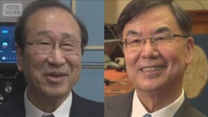 坂口氏と北川氏がストックホルムでカフェの椅子にサイン　ノーベル授賞式前に