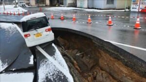 35人けが建物被害も確認　道路陥没し車が残ったまま　青森震度6強