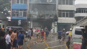 インドネシア ビル火災　死者は22人に　避難経路の不備で被害拡大か