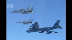 自衛隊と米軍が日本海上空で共同訓練　“レーダー照射”で日中応酬が続く中