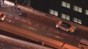 首都高速でバイクと車が事故　男性が川に落下するも軽傷