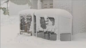 北日本に冬の嵐　北海道で記録的大雪と暴風 一時3.6万戸が停電