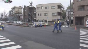 横浜・鶴見区でひき逃げ事件　女性が車にはねられ意識不明