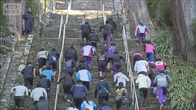 高校生がお寺の石段で走り納め