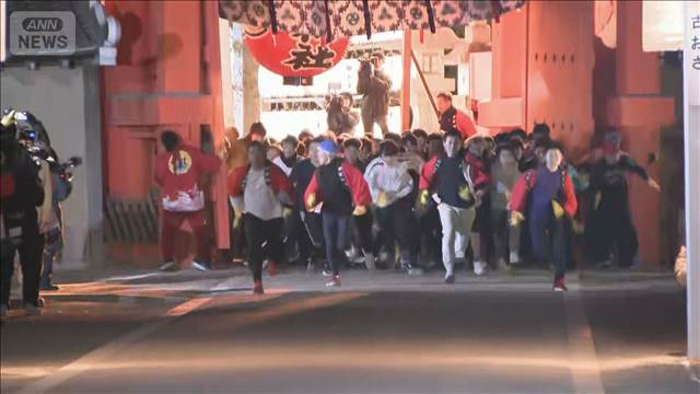 福男選び「魔のカーブ」で転倒…先頭が入れ替わる　2026年の「一番福」は誰に？