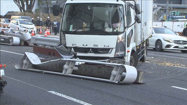 トラックなど3台絡む事故　3人けがで搬送　東京・港区