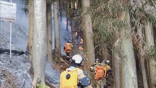 群馬の山火事 鎮火めど立たず　発生から間もなく丸一日経過