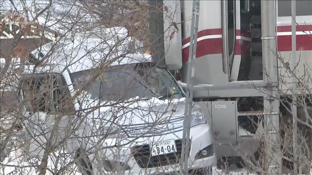 JR七尾線の踏切で雪でスリップした車と列車が衝突 石川