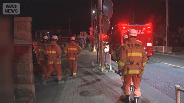 東京・青梅市で住宅2軒燃える火事　周囲の山林に延焼　けが人なし