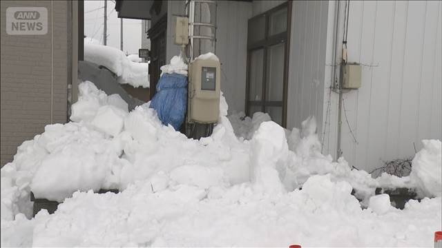 屋根からの落雪に巻き込まれ　男性死亡　秋田