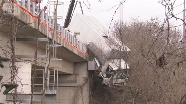 東名高速　トラック事故　ガードレール突き破り…