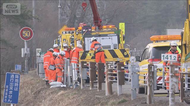 路肩に停車のトラックに衝突　高速道路に出た運転手死亡