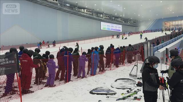 “世界最大”屋内スキー場盛況　中国「日本渡航自粛」の春節