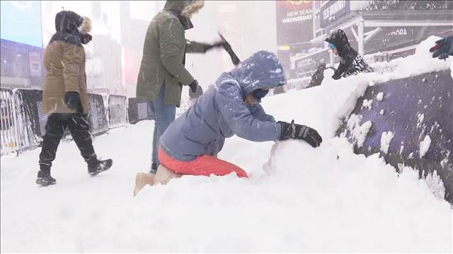 NY　暴風雪で積雪48cm　「爆弾低気圧」で非常事態宣言 時給4600円で雪かき募集も