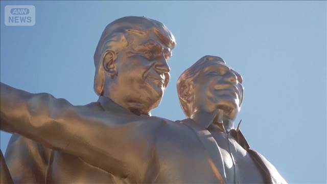 トランプ大統領とエプスタイン氏の関係を揶揄する像　ワシントンに現れる