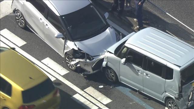 車2台が正面衝突　2人搬送　反対車線に誤って進入か　愛知・長久手市