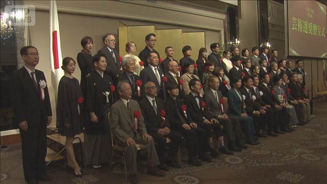 芸術選奨の贈呈式で清水ミチコさんら喜び語る　新人賞には声優の花江夏樹さんら