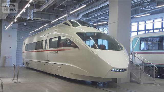 白いロマンスカー「VSE」が道路を行く　老朽化で2023年引退もミュージアムで一般展示
