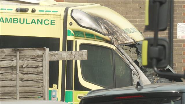 ユダヤ人街で放火事件　直後の映像　英ロンドンの礼拝施設付近　救急車4台が炎上