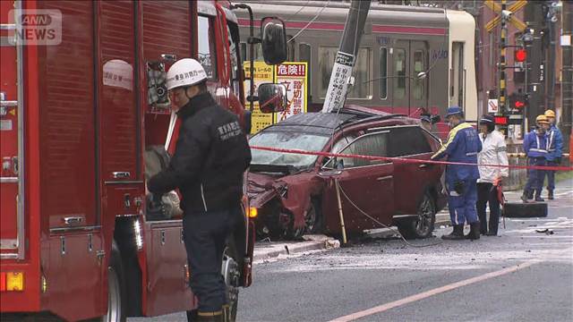京王線　踏切で車と衝突　2人軽傷　飛田給～府中など運転見合わせ