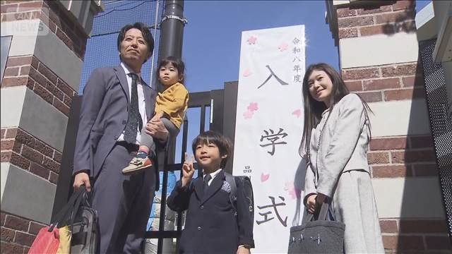 新小学1年生 笑顔で入学「友達10人作りたい」 都内小学校の入学式