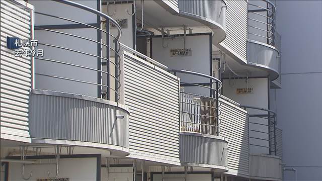 ベランダ窓から侵入　寝ていた女性脅し金品を…