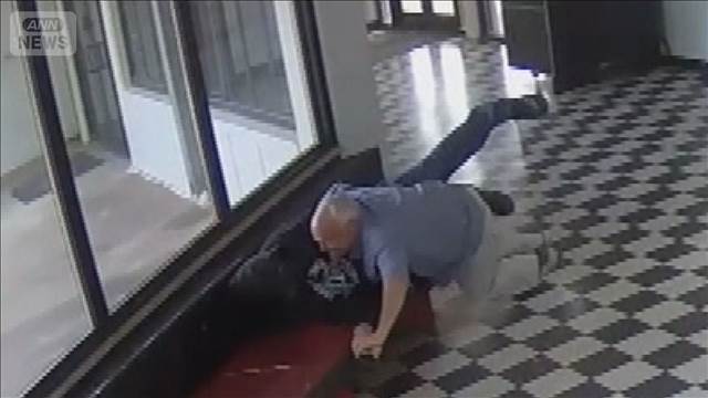 【瞬間映像】銃乱射目的を身を挺して阻止　高校侵入の男を校長が取り押さえる