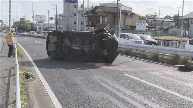 茨城・取手市で乗用車が横転　軽自動車も衝突か　一時通行止め