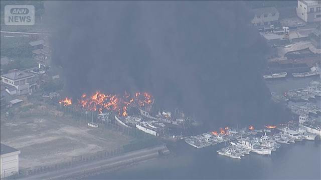 広島・呉市で廃船や廃材が燃える火事　消火活動続く