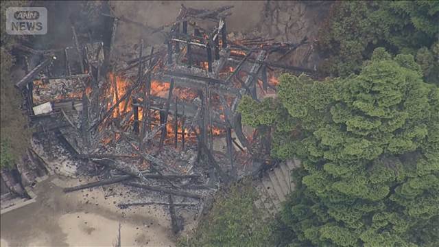 世界遺産の広島・宮島の山頂付近で火事　「消えずの火」の霊火堂が全焼　消火続く　
