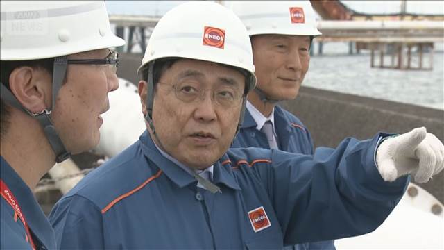 赤沢大臣が石油国家備蓄の喜入基地を視察　3月に100万キロリットル放出
