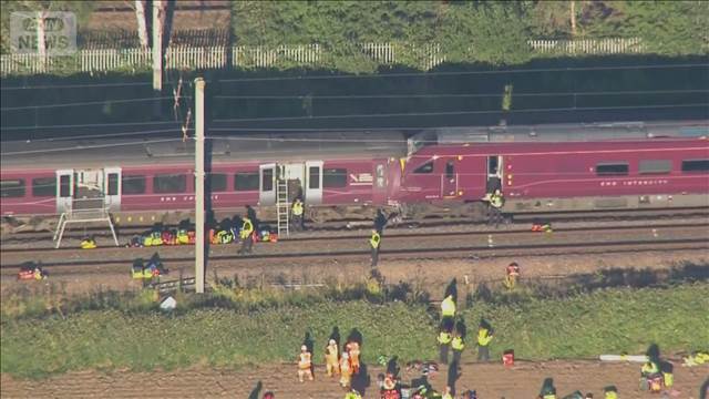 英南部　旅客列車同士が衝突し1人死亡　約90人けが　故障で停車の車両に追突か