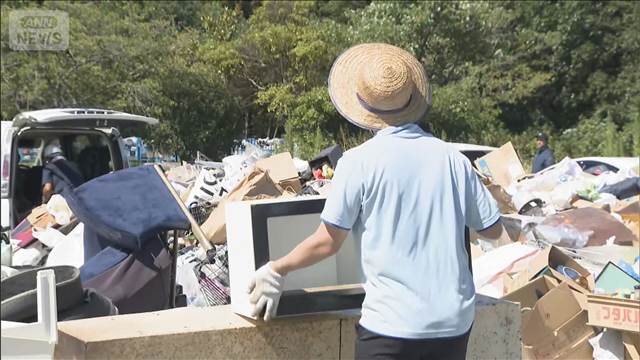 熊本地震　宇城市で災害ごみの回収始まる　住民が片付けに