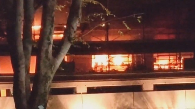 東京・小金井市でマンション火災 男女12人けが　「爆発音危ない」