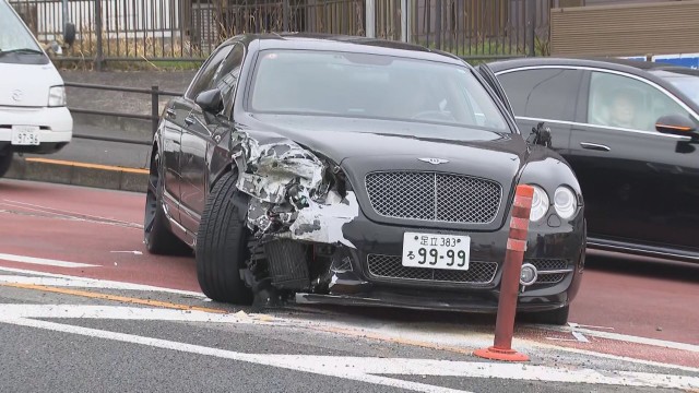 高級車が車7台に衝突　6人にけがさせた疑いで運転の男逮捕　捜査関係者