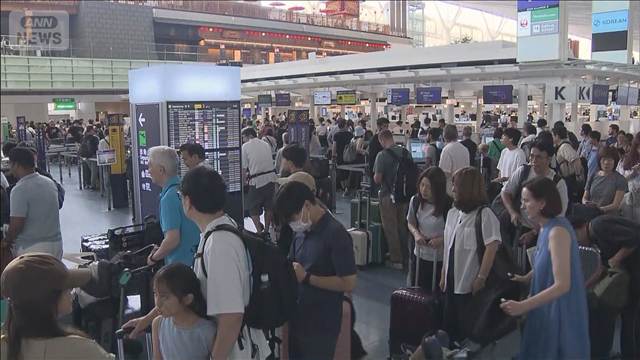 お盆休みスタート「海で泳ぐ」　海外出国や帰省ラッシュがピーク
