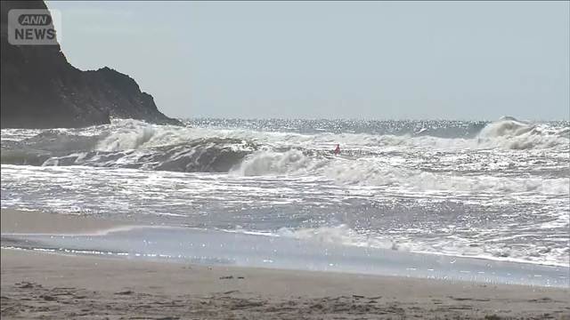 新潟の海水浴場で親子3人流される　女子中学生と小学男児が死亡 父親無事